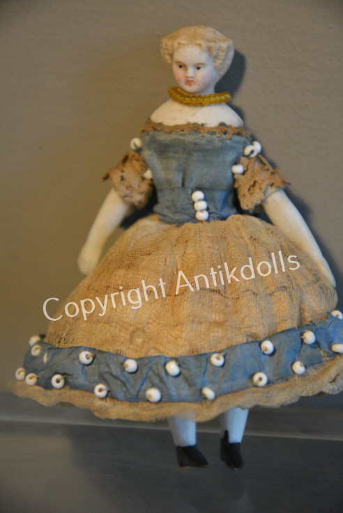 Stubendame mit Perlenkleid