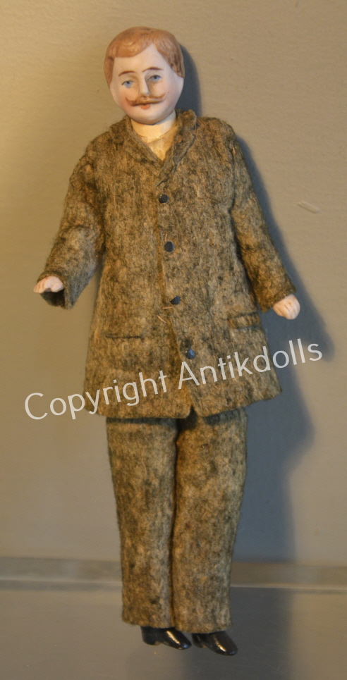 Puppenmann graugrüner Anzug