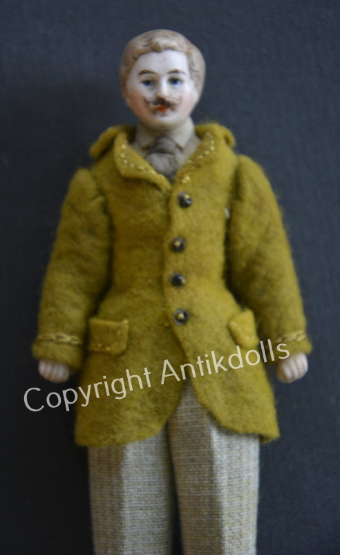 Mann mit Schnurbart grüne Jacke